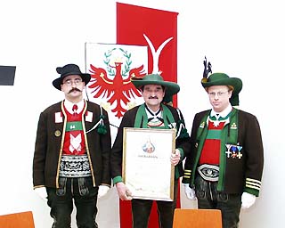 Ehrenhauptmann Johann Hofer mit Bezirksmajor Richard Stoll und Frater Siegfried Volgger bei seiner Ernennung zum Ehrenhauptmann